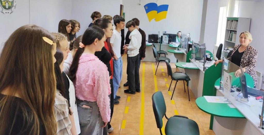 Учні Глибоцького ліцею ознайомилися із специфікою роботи та сучасними сервісами Пенсійного фонду України 0 02 05 ed78fd21d7f79e570e11fc957afb35394b4fe1b75dbd7b36da592dbd50d5fea6 439bbe82154e6379 1024x524 - Учні Глибоцького ліцею ознайомилися із специфікою роботи та сучасними сервісами Пенсійного фонду України