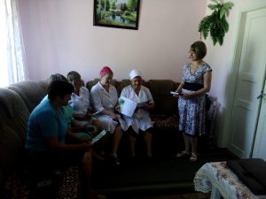IMG 20180808 110617 300x225 - Пенсійники області надали роз’яснення мешканцям  Вовківецького будинку – інтернату