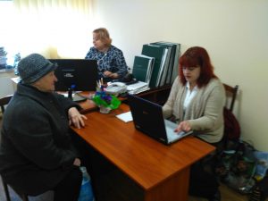 IMG 69ed45041483861539c25a30690fd65a V 300x225 - Про перерахунок пенсій та субсидію фахівці Пенсійного фонду області інформували мешканців краю під час виїзних днів та на віддалених робочих місцях